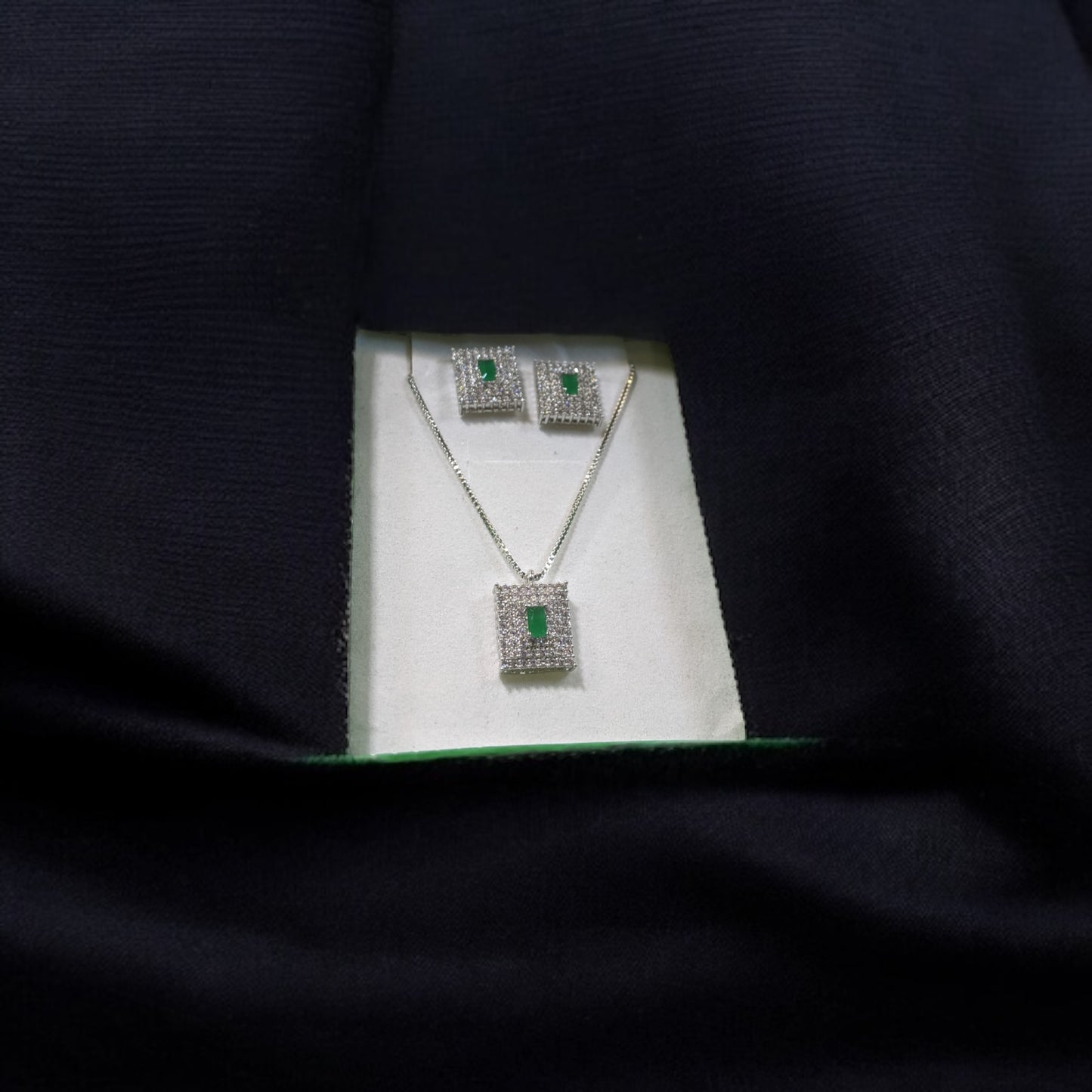 Diamond Look Zarkun Locet Set